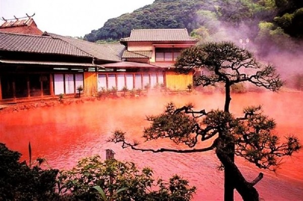 Кровавый водоем посреди парка Jigoku в Японии Кровавый водоем посреди парка Jigoku в Японии