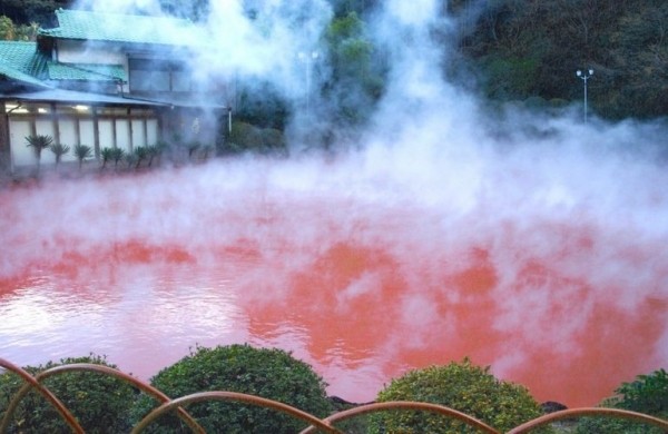 Кровавый водоем посреди парка Jigoku в Японии Кровавый водоем посреди парка Jigoku в Японии